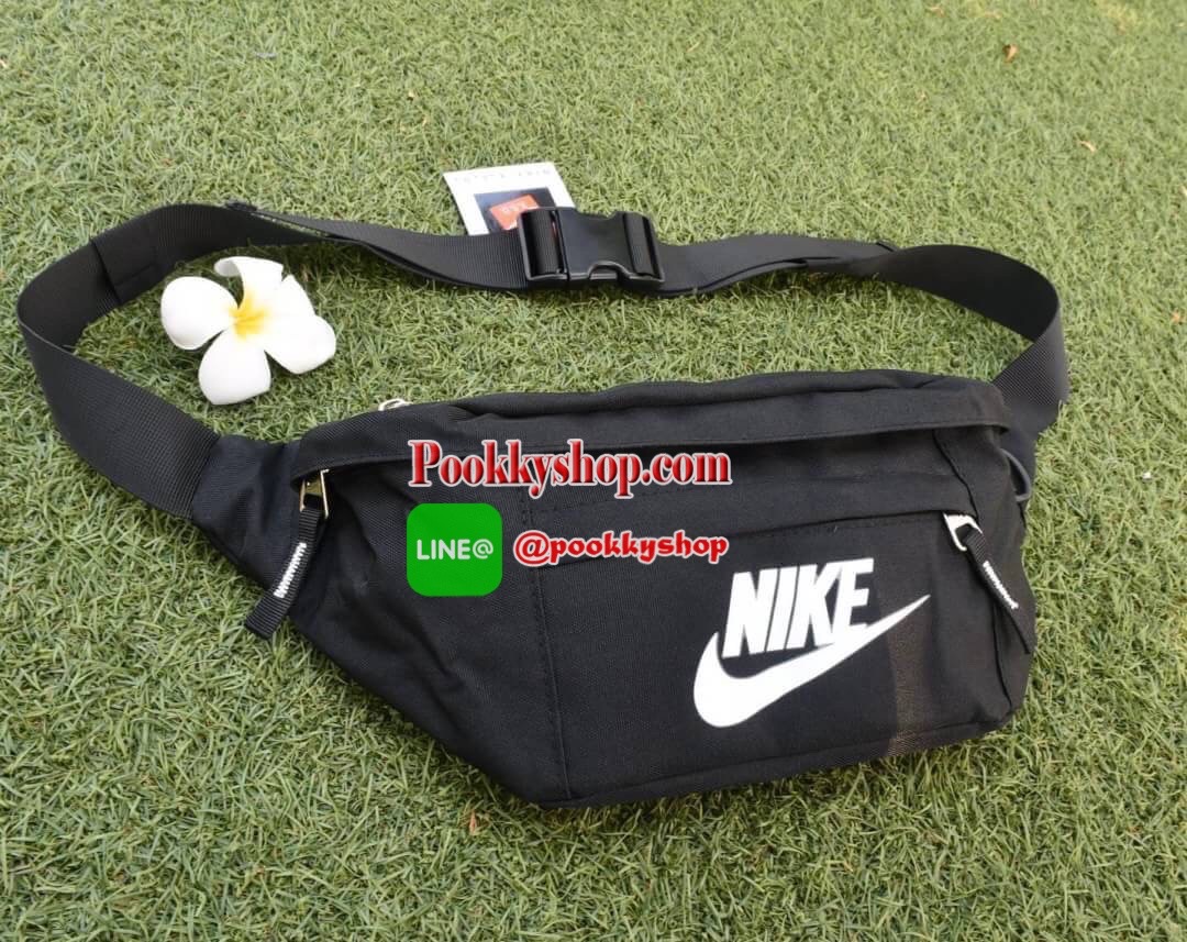 NIKIE TECH HIP PACK กระเป๋าขนาดพอเหมาะ คาดเอว สะพายข้าง เปิดปิดด้วยซิป 3 ช่อง (2 ช่องใหญ่ 1 ช่องเล็ก) วัสดุNylon น้ำหนักเบา โลโก้ด้านหน้า Nike เด่นชัด ภายในมีช่องใหญ่บนสุด มีช่องซิปเล็ดตาข่ายอีก 1 ช่อง จุของได้เยอะ สายคาดปรับได้ฟรีไซด์ สามารถใส่ไปเที่ยวแบ