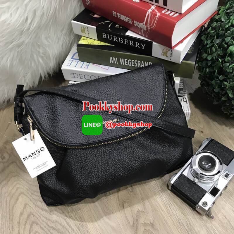 รีพีทรอบที่14!!! Don't Miss! ไอเท็มที่สาวๆกดLikeกันรัวๆ MANGO QUITED SHOULDER BAG กระเป๋าสะพายวัสดุหนังแกะสังเคราะห์แบบนิ่มประดับโลโก้อะไหล่ทองด้านหน้า เปิดปิดได้2ช่องทั้งฝาปิดกระดุมแม่เหล็กหรือซิปรอบปากกระเป๋า มาพร้อมสายสะพายยาวขนาดกำลังดี น้ำหนักเบ