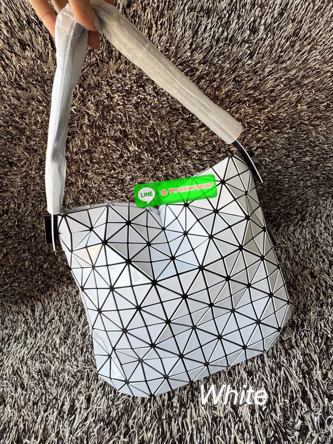 Baobao Issey Miyake Large Baguette เป็นกระเป๋าที่ดูมีมิติและสวยงามด้วยรูปทรงของมัน ซึ่งหูกระเป๋าจะมีความกว้างขึ้นไหล่ได้ได้แบบสบายๆ ใส่ของได้เยอะ ปากกระเป๋ามีช่องซิป ด้านในมีช่องใส่ของเพิ่ม สะดวกสบายพกพาไปได้ทุกที่ รูปทรงกนฃระเป๋าทำให้ดูเรียบง่ายยิ่งขึ้น