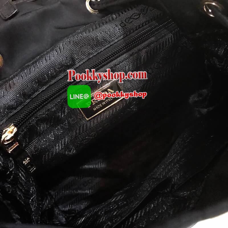 Don't Miss! PRADA MINI BACKPACK WITH POCKET Gift With Purchase Limited Edition พรีเมี่ยมกิ้ฟจากเคาน์เตอร์แบรนด์วัสดุ Nylon เนื้อหนาคุณภาพดีตามแบบฉบับของแบรนด์ ขนาดกำลังน่ารักด้านหน้ามีโลโก้แบรนด์ มี Pocket หน้า2ช่อง หัวซิปและอะไหล่ปั้มแบรนด์ เปิดปิดด