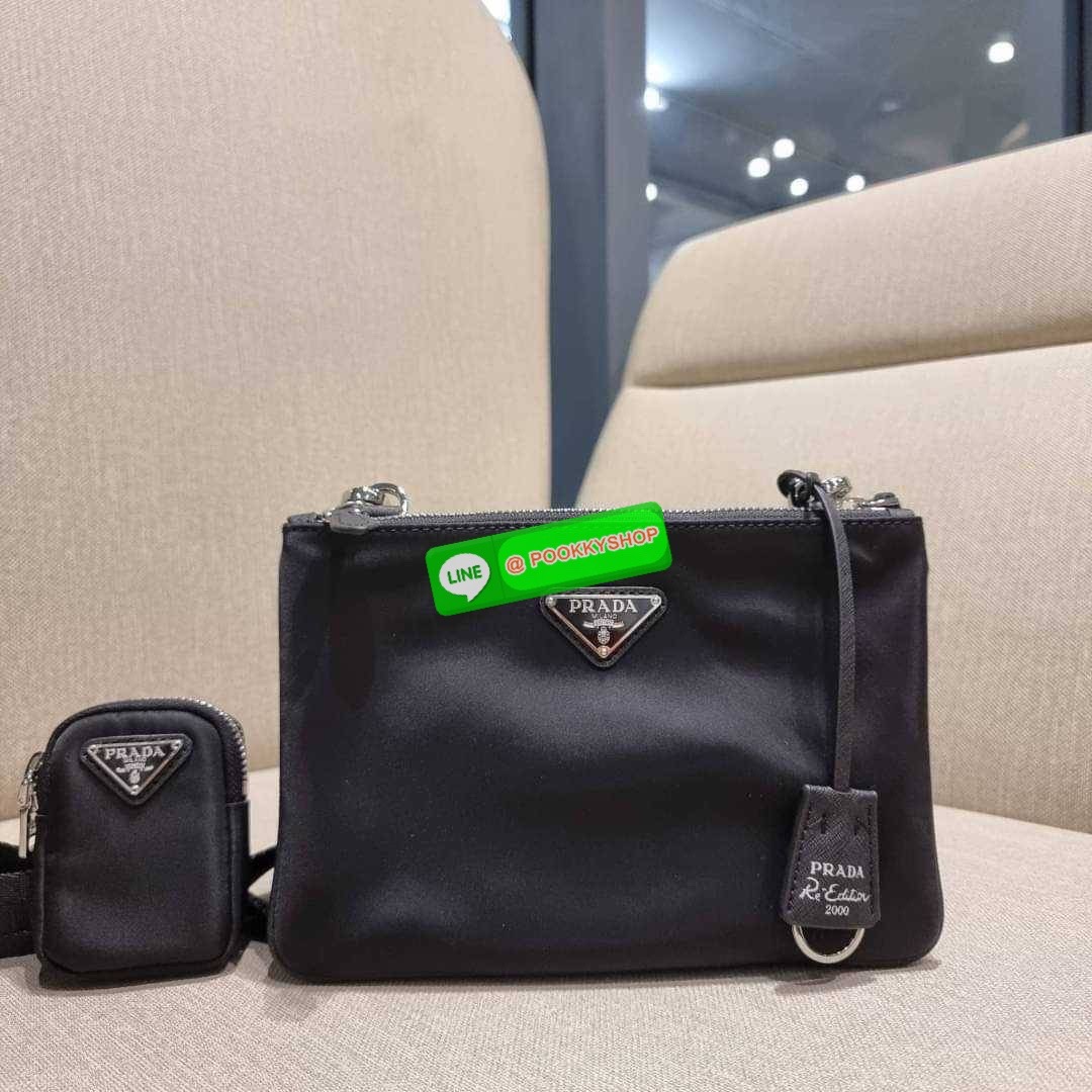PRADA RE-EDITION 2000 RE-NYLON SHOULDER BAG ไอเท็มสุดโปรด unisex กระเป๋าสะพายข้าง ดีไซน์เรียบง่าย แต่มีความหรูในตัว รูปทรงพกพาสะดวก หยิบใช้ได้ในทุกๆวัน อีกหนึ่งคอลเลคชั่นขายดี วัสดุผ้าไนล่อนคุณภาพ พร้อมใบลูก ไว้ใส่เหรียญ ใส่กุญแจได้สารพัด เปิด-ปิดด้วยซิปห