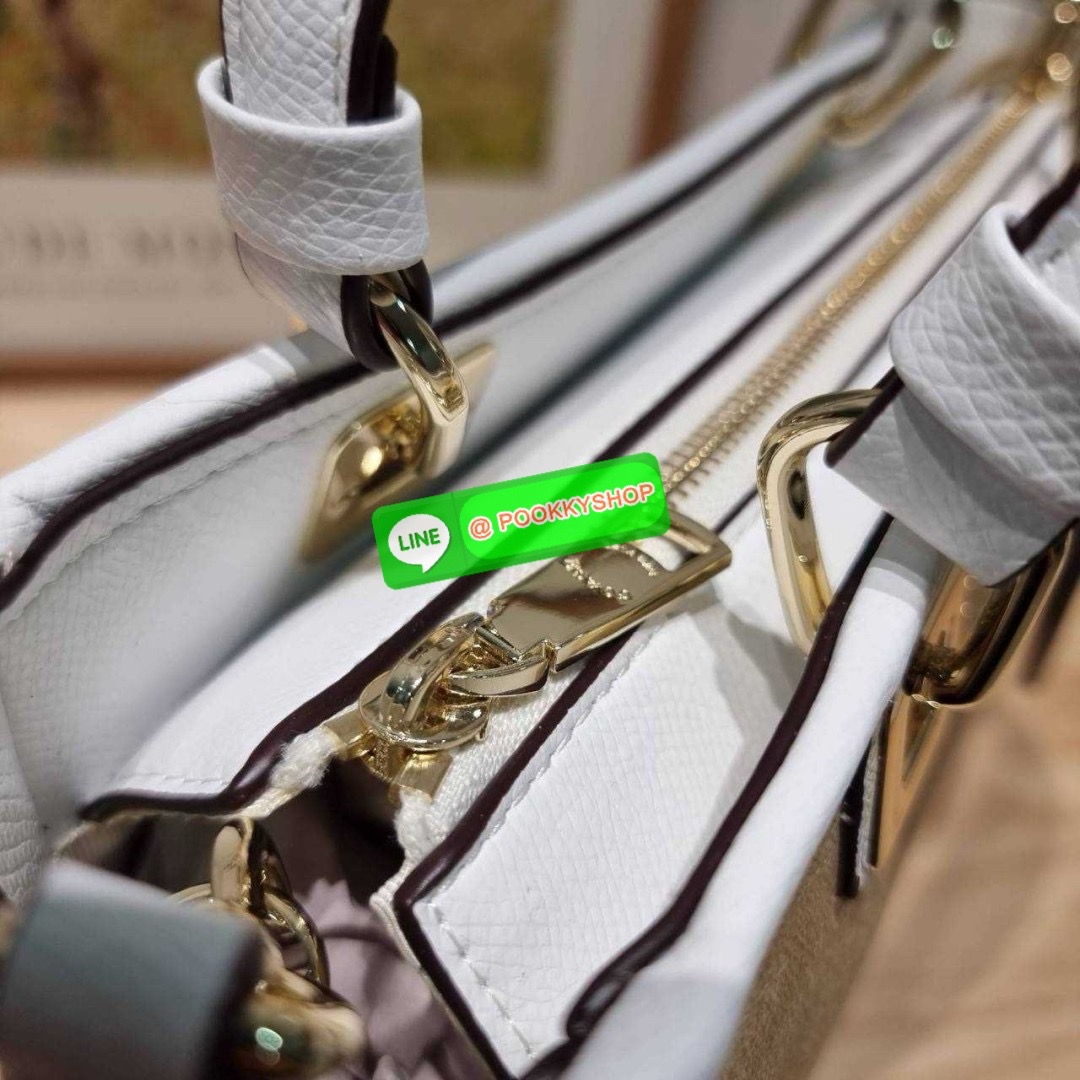 กระเป๋าถือ/สะพายรุ่นยอดนิยม ดีไซน์คงความคลาสสิค แฝงความหรูด้วยอะไหล่สีทอง หูจับในตัวสะดวกใช้งาน ปากกระเป๋ามีซิปปิดกันหล่นแน่นหนา ใต้กระเป๋ายังมีหมุดรองถนอมกระเป๋าอีกด้วย มีสายสะพายข้างให้ ถอดออกได้ ปรับได้ตามต้องการ ภายในโล่งกว้าง มีทั้งช่องซิปและช่องย่อย