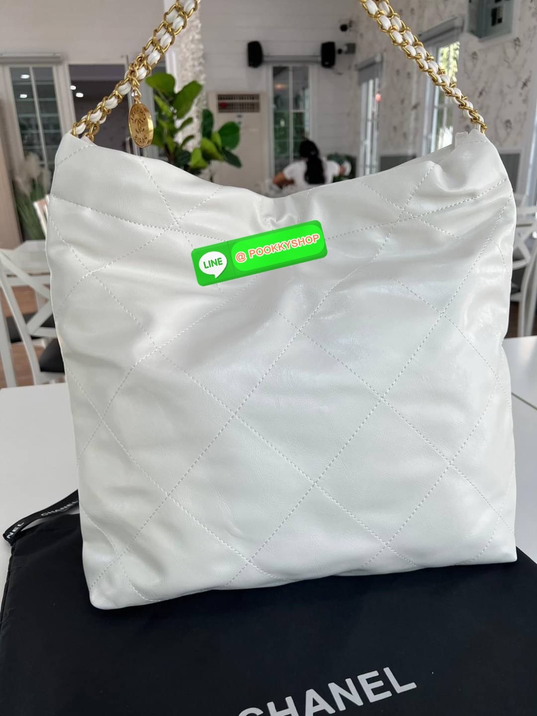 New Arrivals!!! CHANEL BAG VIP GIFT WITH PURCHASE (GWP) พรีเมี่ยมกิ๊ฟสุดหรู วัสดุหนังแกะสังเคราะห์นุ่ม ลื่น มันเงา อะไหล่ทองหรูหรา ไอเท็มมาแรง เกินต้านน ดีเทลเรียบๆแต่หรูหรา ใช้ได้ทุกโอกาศ เปิด-ปิด ด้วยกระดุมแม่เหล็ก ภายในโล่ง มีช่องซิป มาพร้อมใบลูกใส่ตัง