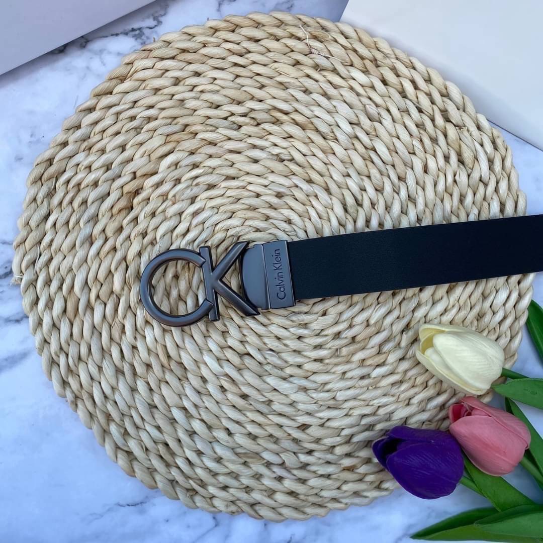 Calvin Klein Leather Belt & Wallet Set Setกระเป๋าสตางค์+เข็มขัด กระเป๋าสตางค์ด้านหน้าปั๊มชื่อแบรนด์ มีช่องใส่บัตร ช่องใส่ธนบัตร 2 ช่อง และช่องเก็บเหรียญ เข็มขัดหนังแท้ปั๊มแบรนด์ สามารถสลับใช้ได้ทั้ง 2 ด้าน เข็มขัดปรับระดับได้ 5 ระดับ มาพร้อมที่เจาะรูจ้า