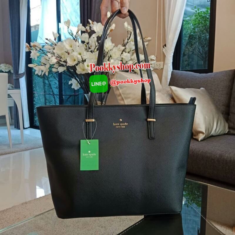 รุ่นขายดี กลับมาพร้อมส่งอีกครั้งคะ!!! KATE SPADE รุ่น CEDAR STREET MEDIUM HARMONY BAG ของแท้ กระเป๋าแบรนด์ KATE SPADE CEDAR STREET MEDIUM HARMONY BAG กระเป๋าสะพายทรง Tote Bag หนัง Saffiano สวยหรูอยู่ทรง ด้านหน้าประดับโลโก้สีทองสวยหรู ภายในมีช่องซิปและช่อง