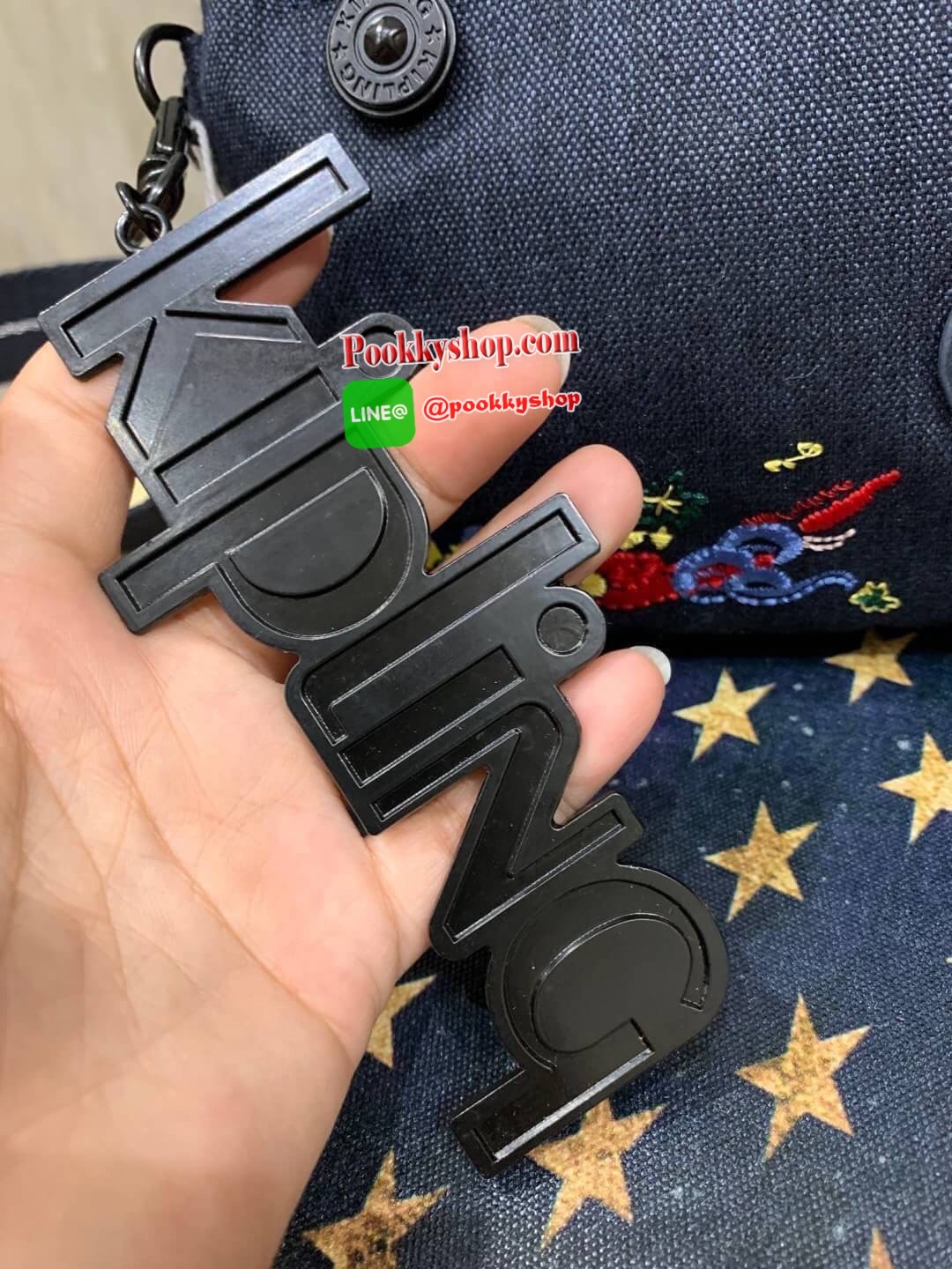 KIPLING HALIMA CROSSBODY AND BELT BAGS ใหม่ล่าสุดกับคอลเลคชั่น Angel Chen นักดีไซน์เนอร์ชื่อดัง รุ่นนี้เป็นได้หลากหลายสไตล์ ไม่ว่าจะเป็นสะพายข้าง สะพายไหล่ หรือจะเป็นแบบคาดอกหรือคาดเอว ให้คุณได้เลือกสวมใส่ได้ตามสไตล์ของคุณ ด้านหน้าและด้านหลังเป็นงานปักที่