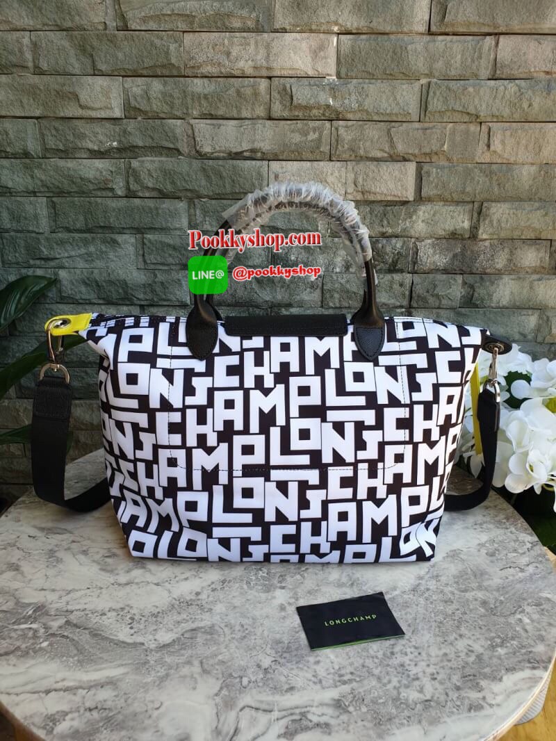 LE PLIAGE LGP TOP HANDLE BAG M รายละเอียด • วัสดุ: ผ้าใบ • อะไหล่: นิกเกิล • ตัวกระเป๋า: ผ้าใบโพลีอะไมด์เคลือบด้านใน • ตกแต่ง: หนังวัว รายละเอียดภายนอก • การปิด: ซิปและกระดุมสแน๊ป • สายสะพาย: ถอดออกได้ • ช่อง: 1 รายละเอียดภายใน • ช่องใส่ของ: 1 • จุของได้เ