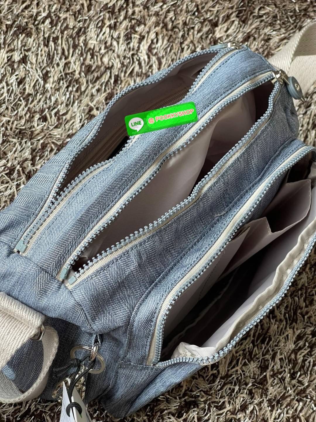 💕Kipling Silen Crossbody Bag กระเป๋าสะพายไหล่ช่วยเพิ่มความโมเดิร์นไม่ตกเทรนด์ให้กับลุคตามสไตล์การแต่งกายของคุณมากขึ้น มีน้ำหนักเบา พกพาไปไหนมาไหนได้สะดวก ใส่สิ่งของได้ครบครันโดยไม่ต้องกังวล นอกจากนี้ ยังมีสายสะพายที่ปรับระดับได้ มีช่องใส่ของเพิ่มเ