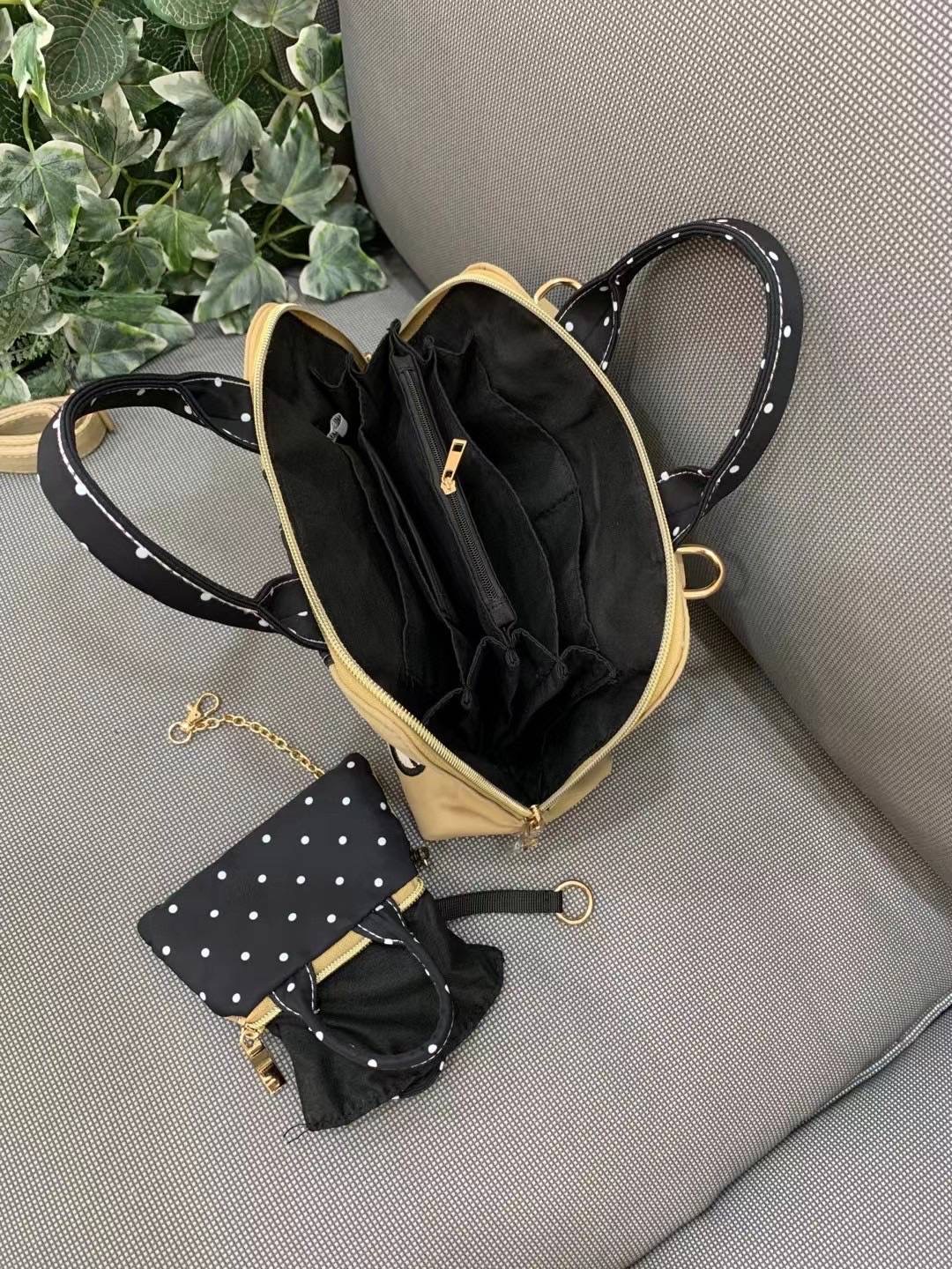 กระเป๋าสะพายข้างปากโค้ง วัสดุตัวกระเป๋าทำจากผ้ากันน้ำอย่างดี อะหลั่ยสีทอง มาพร้อมกระเป๋าลูกนะคะ น่าใช้มากๆค่ะ มาพร้อมสายยาวเป็นผ้ากันน้ำสีตามรูปนะคะ