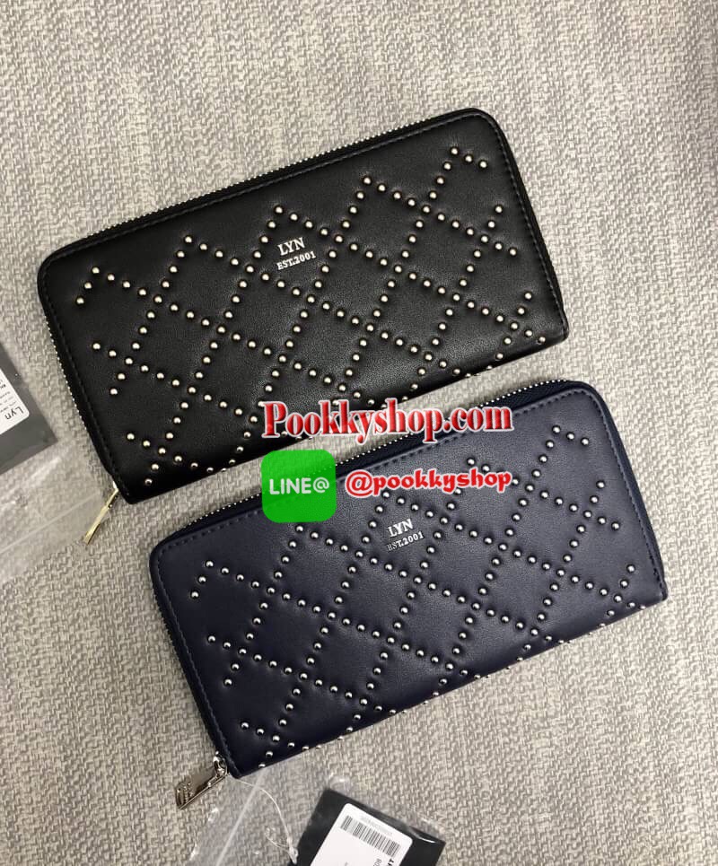 New arrival. LYN ALESSIA LONG WALLET BAG พร้อมส่งรุ่นใหม่ล่าสุดปี 2018 ค่ะ!!! กระเป๋าสตางค์ใบยาวซิปรอบ ตัวกระเป๋าปักหมุดกลมทรงข้าวหลามตัด เก๋มากๆค่ะ เปิดปิดกระเป๋าแบบซิป ภายในแบ่งสามช่อง มีช่องซิปกลาง ช่องหน้าหลังใส่ธนบัตร มือถือพวก iphon ได้ และช่องเสียบ