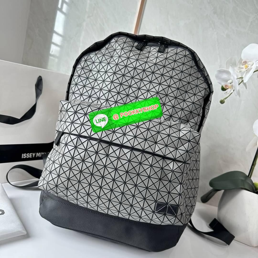 BAO BAO ISSEY MIYAKE KURO DAYPACK BACKPACK 🔖กระเป๋าเป้รุ่นฮอตทรงเรขาคณิตที่สุดในญี่ปุ่น KURO ภาษาญี่ปุ่นคือมาความเก๋ไก๋ เป็นกระเป๋าเป้ที่น้ำหนักแต่สามารถรับน้ำหนักได้ดี 🔖วัสดุ โพลียูรีเทน(Polyurethane) น้ำหนักเบา มีความแข็งแรง 🔖เปิ
