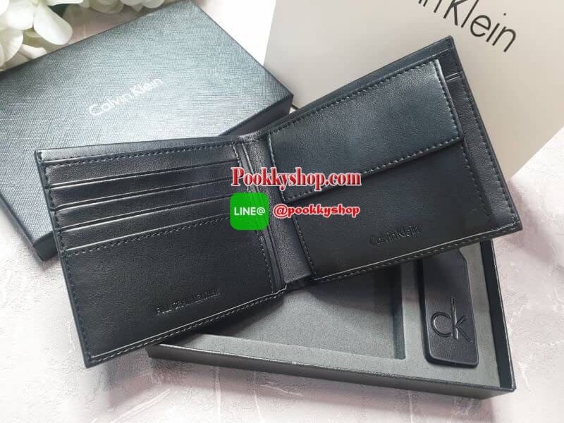 Calvin Klein Short Wallet with Key Set กระเป๋าสตางค์ใบสั้น Set สุดคุ้ม ซื้อ 1 ได้ถึง 2 : กระเป๋าสตางค์+พวงกุญแจ กระเป๋าสตางค์ใบสั้นแบบพับหนังวัวแท้ มาพร้อมพวงกุญแจ กระเป๋ามีน้ำหนักเบา ประดับโลโก้ด้านหน้ามุมขวาล่างปั้มนูน ภายในมีช่องใส่บัตร ใส่ธนบัตร ใส่เห