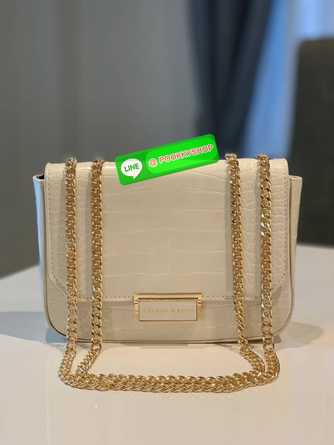 แท้ Outlet Charles&Keith ลายหนังจระเข้ ผิวเงา เปิดปิดแบบบีบคลายล็อค ภายในมีช่องซิป ด้านหลังมีช่องย่อย สะพายสายคู่หรือสายเดี่ยวได้ น้ำหนักเบา