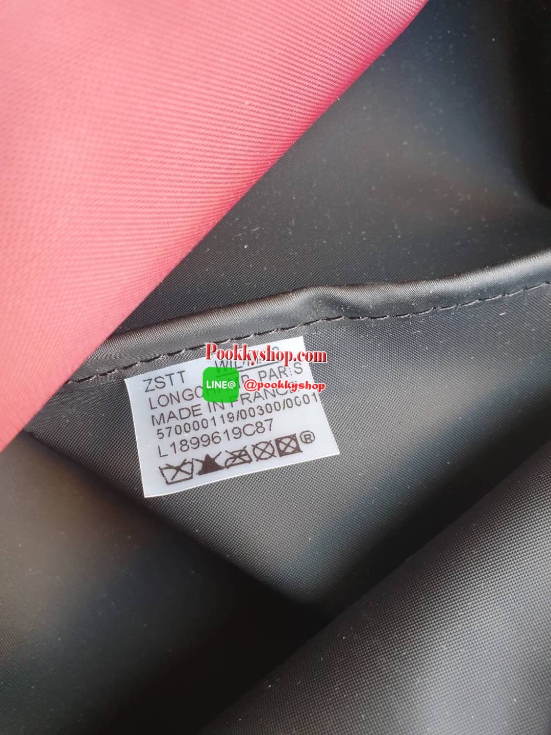 Longchamp Le Pliage Club Tote Bag Size L หูยาว วัสดุเนื้อผ้า Nylon Canvas เคลือบกันนำ้ ตัดด้วยหนังแท้ที่มีน้ำหนักเบา ดีไซน์เรียบง่ายแต่เต็มไปด้วยความคลาสสิก จนเป็นที่ชื่นชอบไปทั่วโลก Longchamp ปรับโฉม LE PLIAGE ด้วยการปักลายรูปม้า-ตราสัญลักษณ์ของแบรนด์บนผ