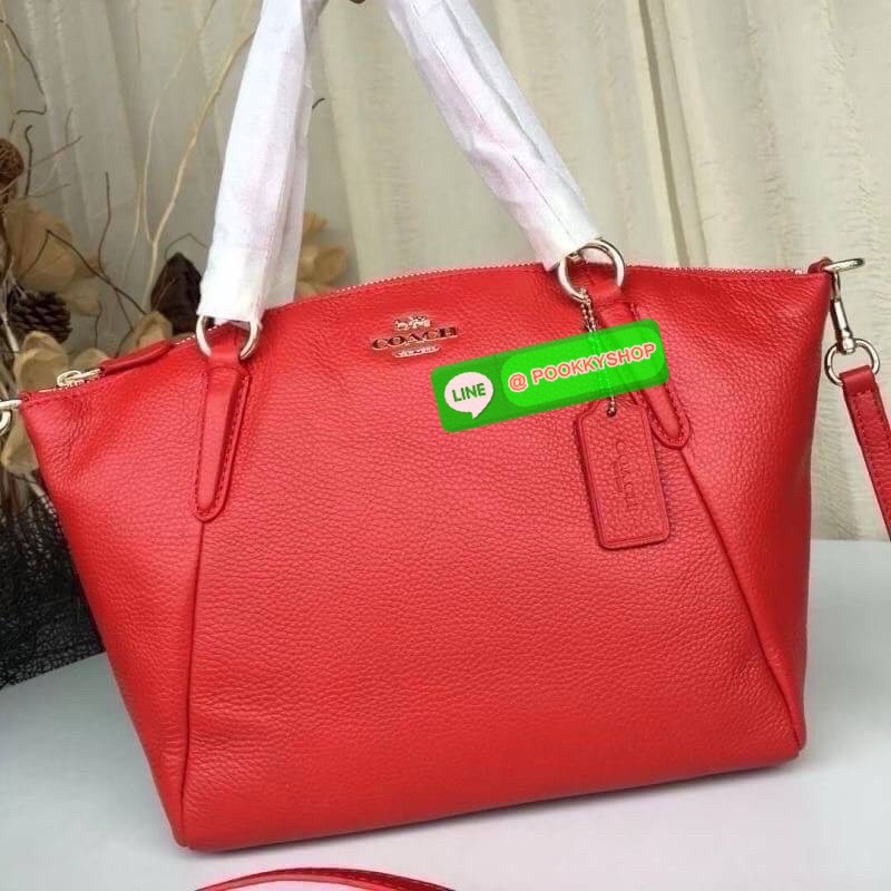 Coach F36675 Pebble Leather Satchel สีแดงหรูหรา | หนังแท้ | ทรงซิปบน | ใบใหญ่จุใจ❤️ สะดุดตาทุกมุมมองกับ Coach F36675 ใบใหญ่ทรงซิปบนที่ใช้งานได้ทุกวัน หนังแท้สัมผัสนุ่ม สีแดงหรูโดดเด่น ตัดกับฮาร์ดแวร์ทองอย่างลงตัว ใส่ของได้จุใจ ทั้งกระเป๋าสตางค์ มือ