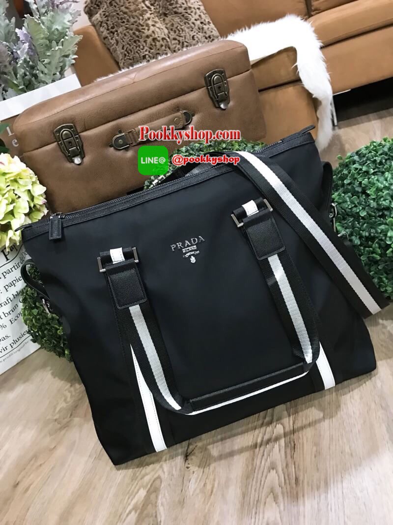 Don't Miss! PRADA NYLON LARGE HANDBAG กระเป๋าถือหรือสะพาย Limited edition VIP Gift With Purchase (GWP) จากเคาน์เตอร์แบรนด์วัสดุ Nylon&Polyester100% เนื้อหนาคุณภาพดีตามแบบฉบับแบรนด์ ด้านหน้าประดับโลโก้เปิดปิดด้วยซิปสะดวกใช้ หูกระเป๋าและสายสะพายสีดำตัด