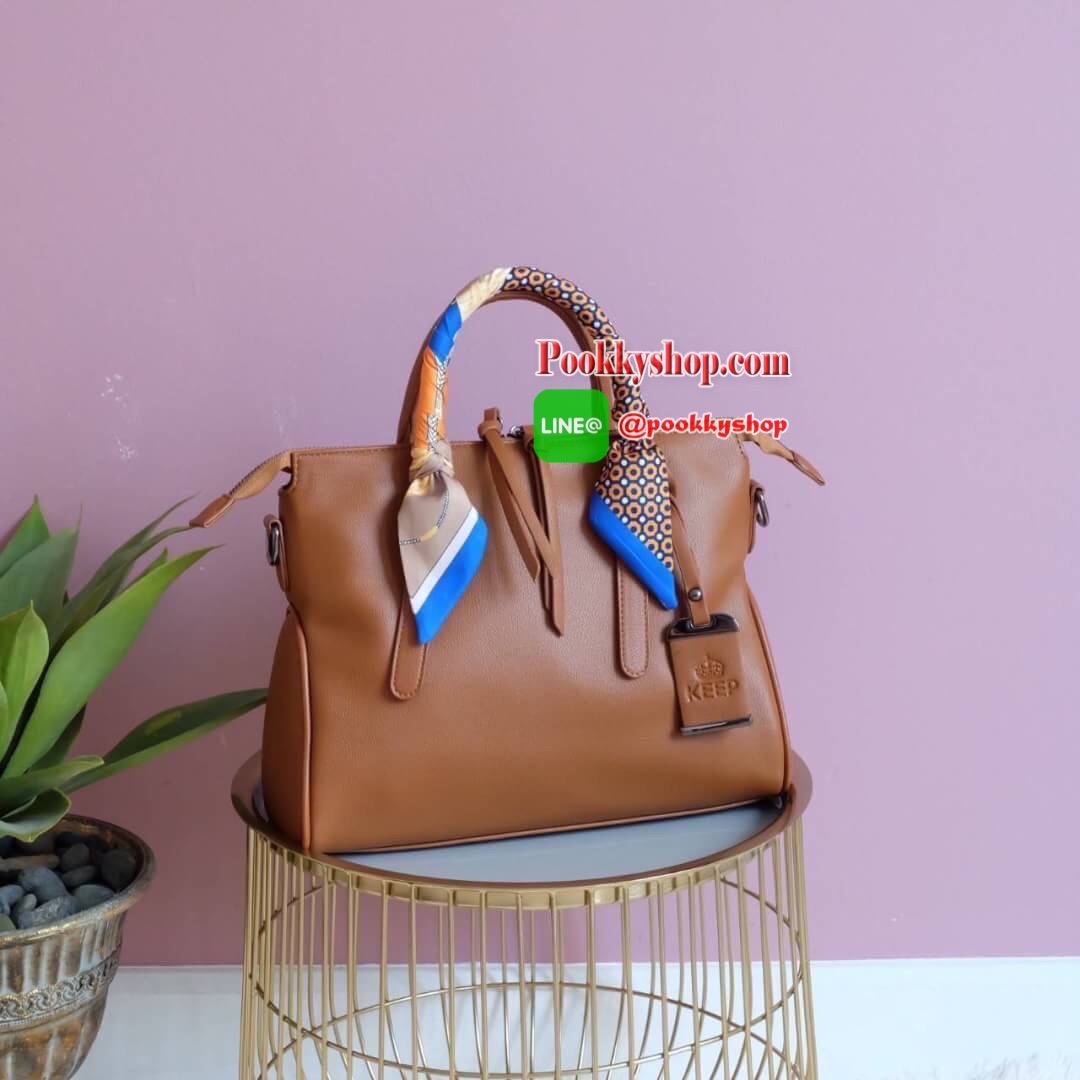 ทรงสวยขายดีมาก จากแบรนด์ KEEP ทรง รุ่น Parish hand bag with cute taddy จุดเด่นที่ >หนังเนื้อดี นิ่มมาก >น้ำหนักเบา >ถือสะพายเข้าง่ายกับทุกชุด >ขนาดกระเป๋ากำลังดีคะ ใส่ กปต ยาว ไอแพด จุคุ้ม > มีช่องย่อยแบ่งเก็บของด้านใน ถึง 3 ช่องใหญ่ แยกเก็