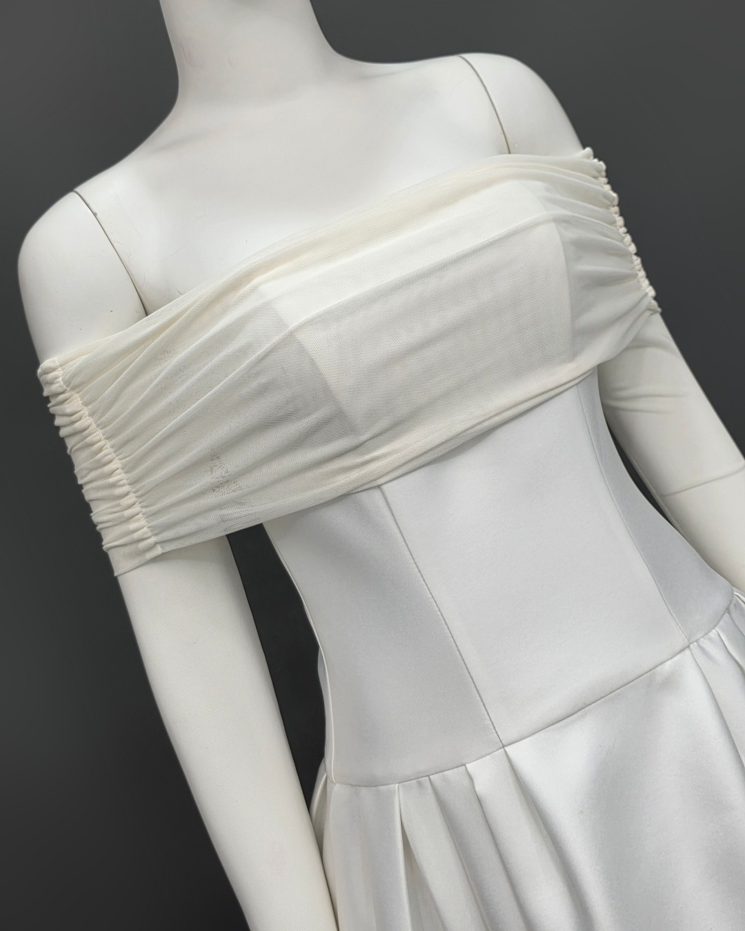 เดรสแฟชั่น เดรสเสื้อแขนยาวเปิดไหล่ กระโปรงยาวคลุมเข่า แขนเสื้อซีทรู