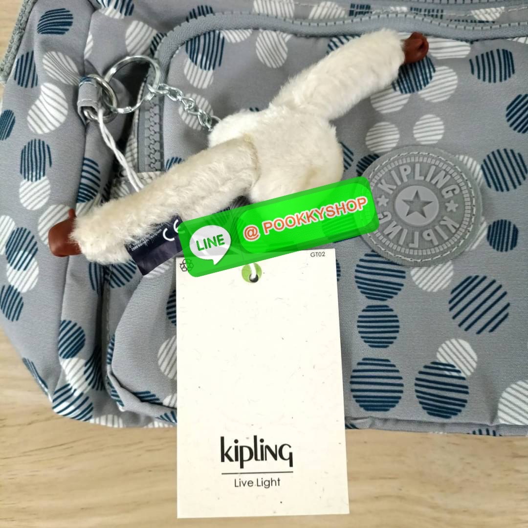 KIPLING RETH CROSSBODY BAG วัสดุ Nylon+polyester กระเป๋าสะพายข้างหรือ สะพาย Crossbody ได้ เปิด-ปิด ด้วยซิปปั๊มแบรนด์ที่หางซิป พร้อมช่องช่องหน้าแยกใส่ของใช้เล็กๆ น้อยๆ ได้ ช่องหลัก 2 ช่อง ด้านในโล่งกว้าง สามารถจุสัมภาระได้เยอะ มีช่องซิปด้านในและสายคล้องพวง