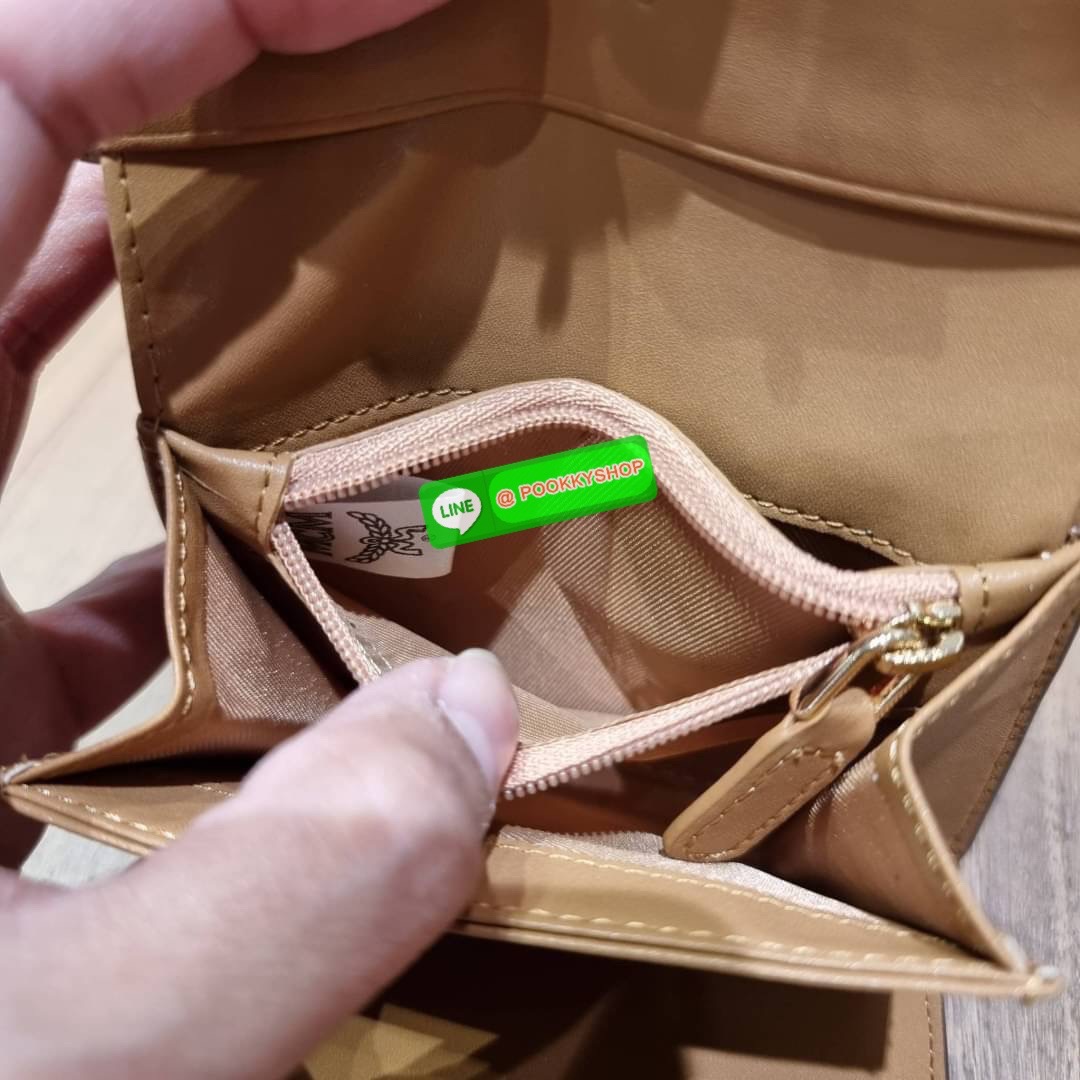 MCM PATRICIA THREE-FOLD WALLET IN VISETOS ดีไซน์ใหม่ กระเป๋าสตางค์ใบเล็ก รุ่นฝาพับ unisex ใช้ได้ทั้งหนุ่มๆและสาวๆน้า ใช้งานง่าย ด้วยกระดุมโลโก้ พกพาง่าย วัสดุหนังแคนวาสคุณภาพดี ภายในเป็นหนังแท้ นิ่ม สวย ใส่บัตรได้เยอะ ใส่ธนบัตรได้ทุกชนิด👍👍