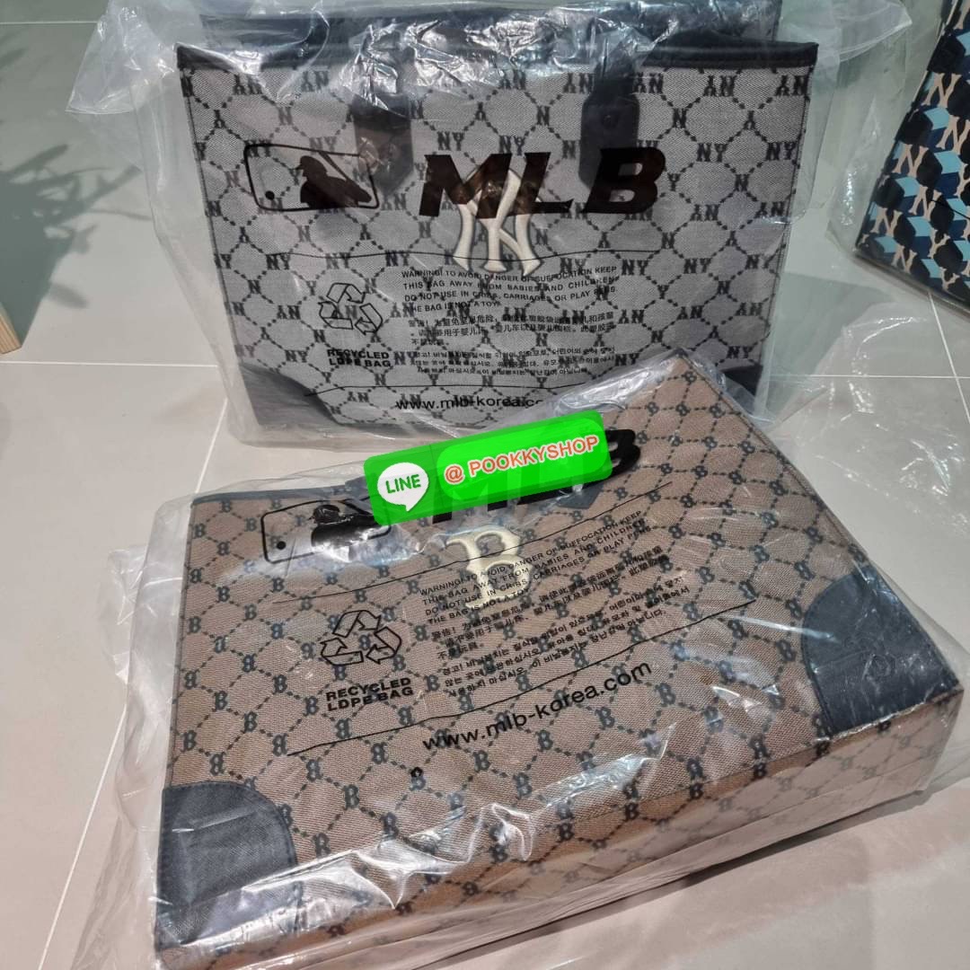 MLB MONOGRAM TOTE BAG กระเป๋าทรงโท้ท ใบใหญ่จุคุ้ม ที่มีกิมมิคไม่เหมือนใคร ด้วยดีไซน์ลวดลายโมโนแกรมเอกลักษณ์ ปั๊มลงบนผ้าแคนวาสและหนัง pu คุณภาพดี สวยคม ปากกระเป๋ามีอะไหล่เกี่ยวกันของหล่นได้ มาพร้อมสายสะพายในตัว ภายในโล่งกว้างมาก ใส่ของสำคัญได้แบบไร้กังวล ห