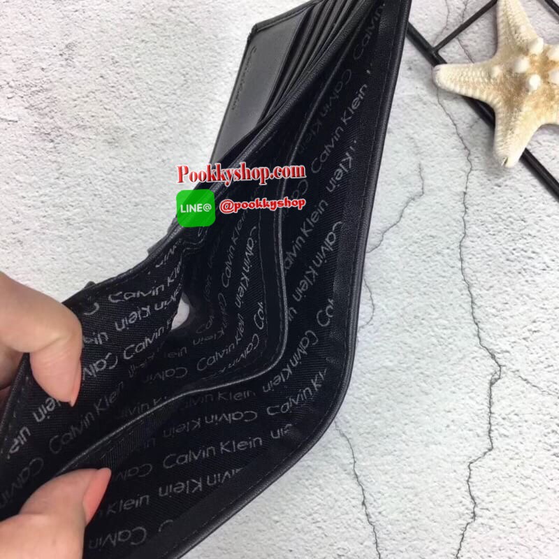 New arrival!!! พร้อมส่ง Calvin Klein Wallet กระเป๋าสตางค์แบบพับ 2 ตอนสำหรับผู้ชาย ตัวกระเป๋าทำจากหนังเรียบหรู ด้านหน้าติดโลหะปั๊มแบรนด์มุมล่างขวา ด้านในมีช่องใส่บัตร ใส่ธนบัตรแยกเป็นสัดส่วนและมีช่องใส่เหรียญ ไม่ว่าจะใช้เองหรือเป็นของขวัญก็คุ้มค่าน่าใช้มาก