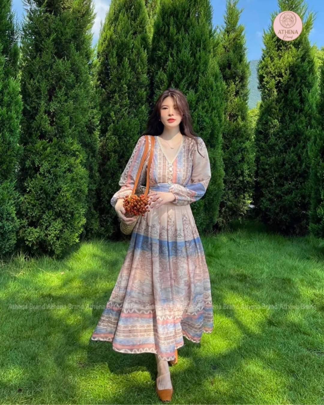 Maxi Dress พิมพ์ลายวินเทจสไตล์มาในโทนสีสุดละมุน ดีไซน์คอวีแขนยาวพองจั๊มพ์ มีกิมมิคตกแต่งกระดุมและลูกไม้หวานๆ ตัวเดรสเย็บจับจีบ มาพร้อมกับซับในและซิปด้านข้าง ผ้าเริ่ด คีพลุคเจ้าหญิงเจ้าใจ ใส่แล้วสบายผิวสุดๆ