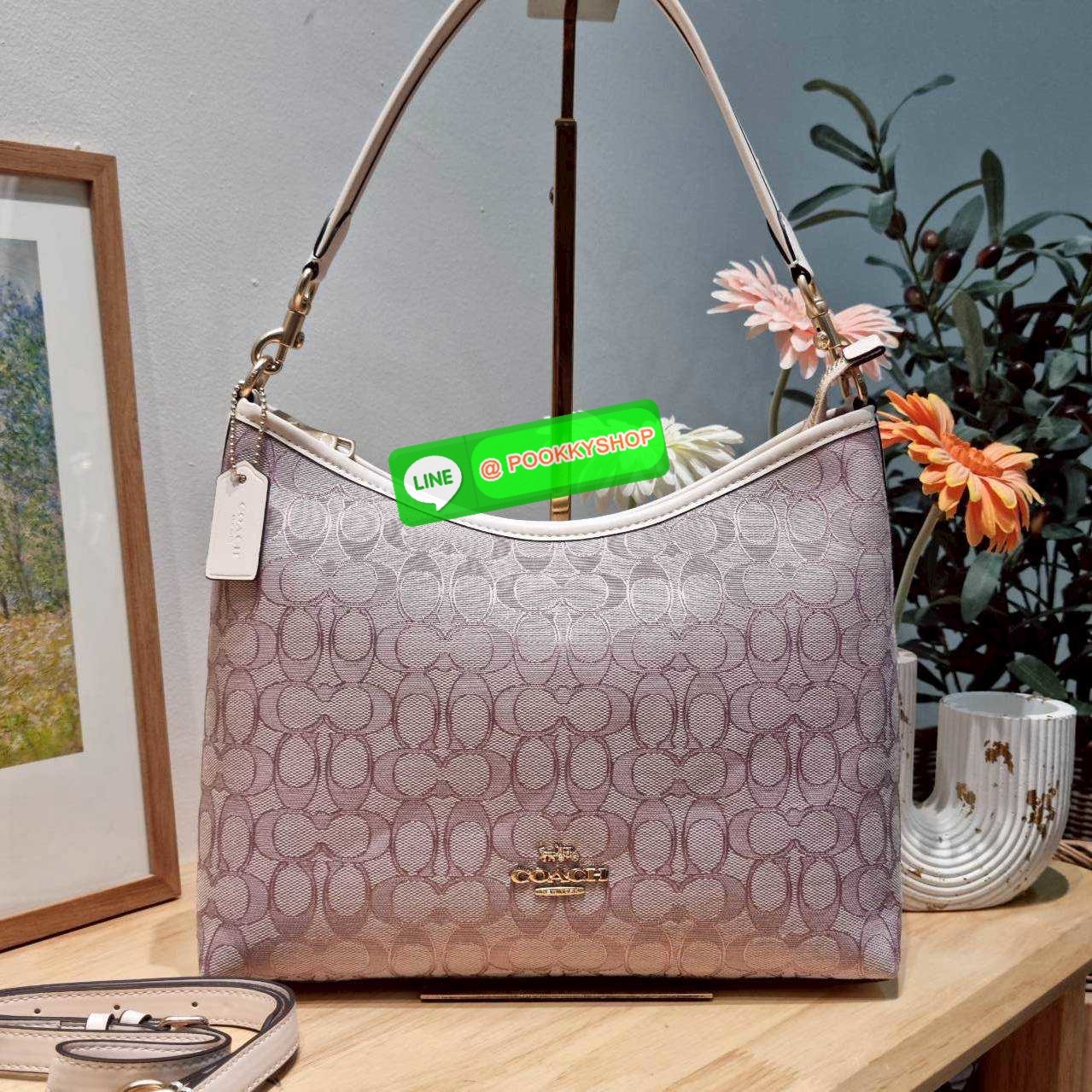 Coach CBS71 Laurel Signature shoulder bag มาใหม่เลย! กับกระเป๋าสะพายทรงยอดฮิต ในโทนสีน่ารักสุดจะคิวท์ มีให้ทั้งสายคล้องไหล่ และสายสะพายข้าง ใช้แมทช์ได้กับทุกลุคทุกสไตล์ ภายในเป็นช่องโล่ง มีซิปและช่องย่อย จุของได้เยอะกว่าที่เห็นมากๆ