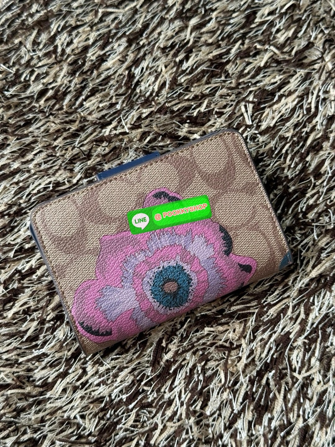 COACH MEDIUM CORNER ZIP WALLET IN SIGNATURE CANVAS กระเป๋าสตางค์ขนาดกลางที่ถือว่าเป็นไอเทม Must Have ของทุกเพศทุกวัยที่ต้องพกติดตัวไว้ตลอดเวลา เพราะนอกจากจะช่วยจัดเก็บเงิน บัตรประชาชน บัตรเครดิตและต่าง ๆ ให้เป็นระเบียบเรียบร้อยยังต้องคำนึงถึงประโยชน์ใช้สอ