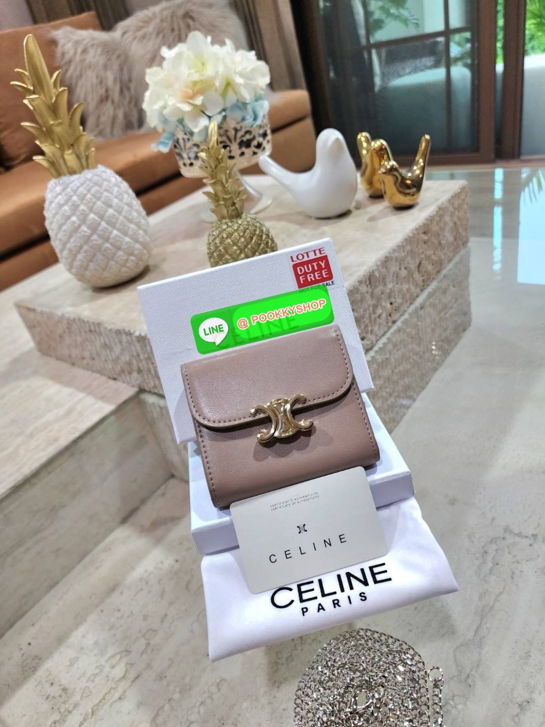 ✴️Don't Miss!✴️CELINE SHORT WALLET VIP GIFT WITH PURCHASE (GWP) กระเป๋าพรีเมี่ยมกิ๊ฟ Limited จาก CELINE HAUTE PARFUME DUTYFREE COUNTER หนังเรียบสวยอยู่ทรงมีโลโก้ด้านหน้าเปิดปิดด้วยฝาพับกระดุม ภายในมีช่องแบ่งหลายช่อง มีช่องใส่บัตรหลายช่อ