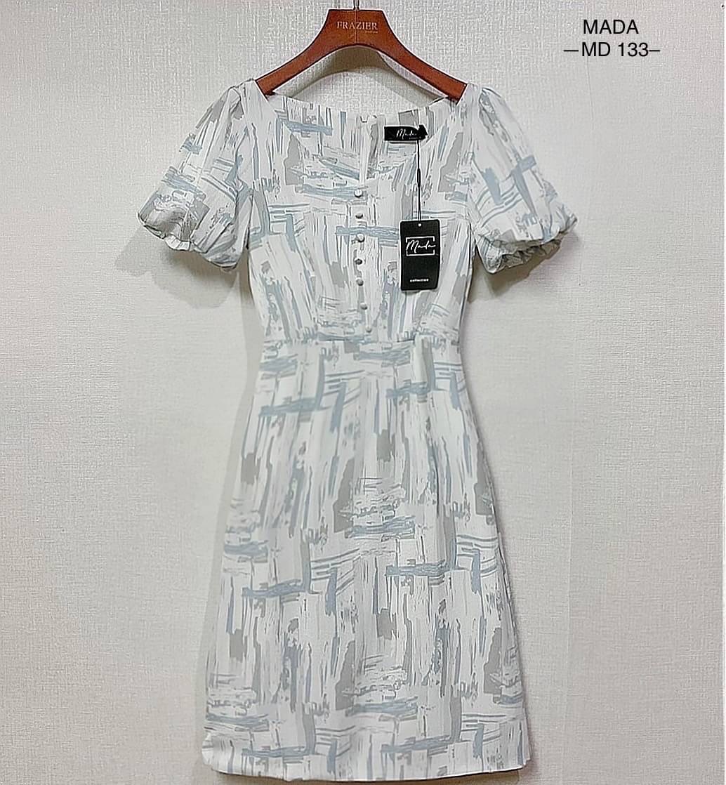 Dress ผ้าลายแขนตุ๊กตาพองปลายแขนเป็นยางด้วยค่ะรุ่นนี้ แต่งกระดุมช่วงอก ทรงเข้ารูปต่อเอวใส่ออกมาคือพอดีตัว ผ้าสวยเนื้อนิ่มลื่น ใส่สบาย งานซับในเย็บเก็บชาย ซิปหลังซ่อน