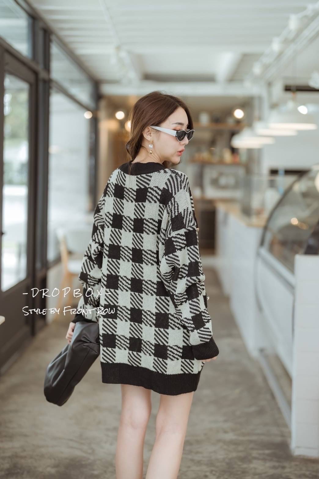 DROPBOX Style by Front Row Korea Oversize 2 Tone Big Shino Long Sleeves Knitting Cadigan เสื้อคาดิเเกนไหมพรมเเขนยาว งานผ้าไหมพรมทรงโอเวอร์ไซส์ กระดุมเรียงหน้า ผ้าไหมพรมนิ่มๆ รุ่นนี้ทรงโอเวอร์ไซส์ใส่เกาหลีๆ เลยคะสาวๆ