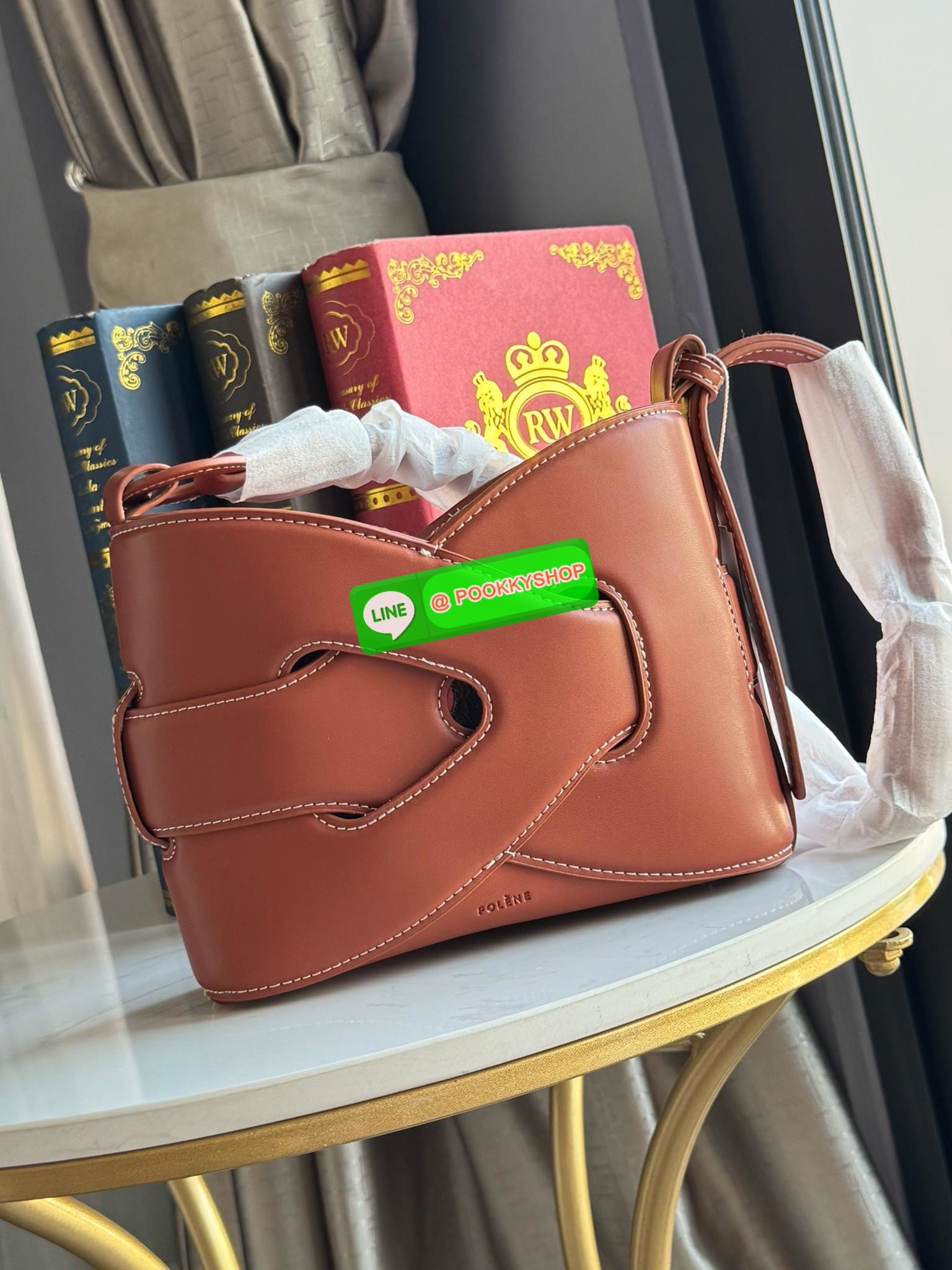 💕 Polene Nodde EDITION SMOOTH ใครที่อยากได้กระเป๋าเรียบๆ แต่ดูมีอะไร ขอแนะนำรุ่น Nodde หิ้วแล้วสวยแบบ Quiet Luxury โลโก้แบรนด์ถูกปั๊มไว้บริเวณด้านล่างของกระเป๋าอย่างประณีตจนแทบสังเกตไม่เห็น ฐานกระเป๋าถูกออกแบบมาให้เนียนเรียบ ปราศจากหมุด ในขณะที่ด้