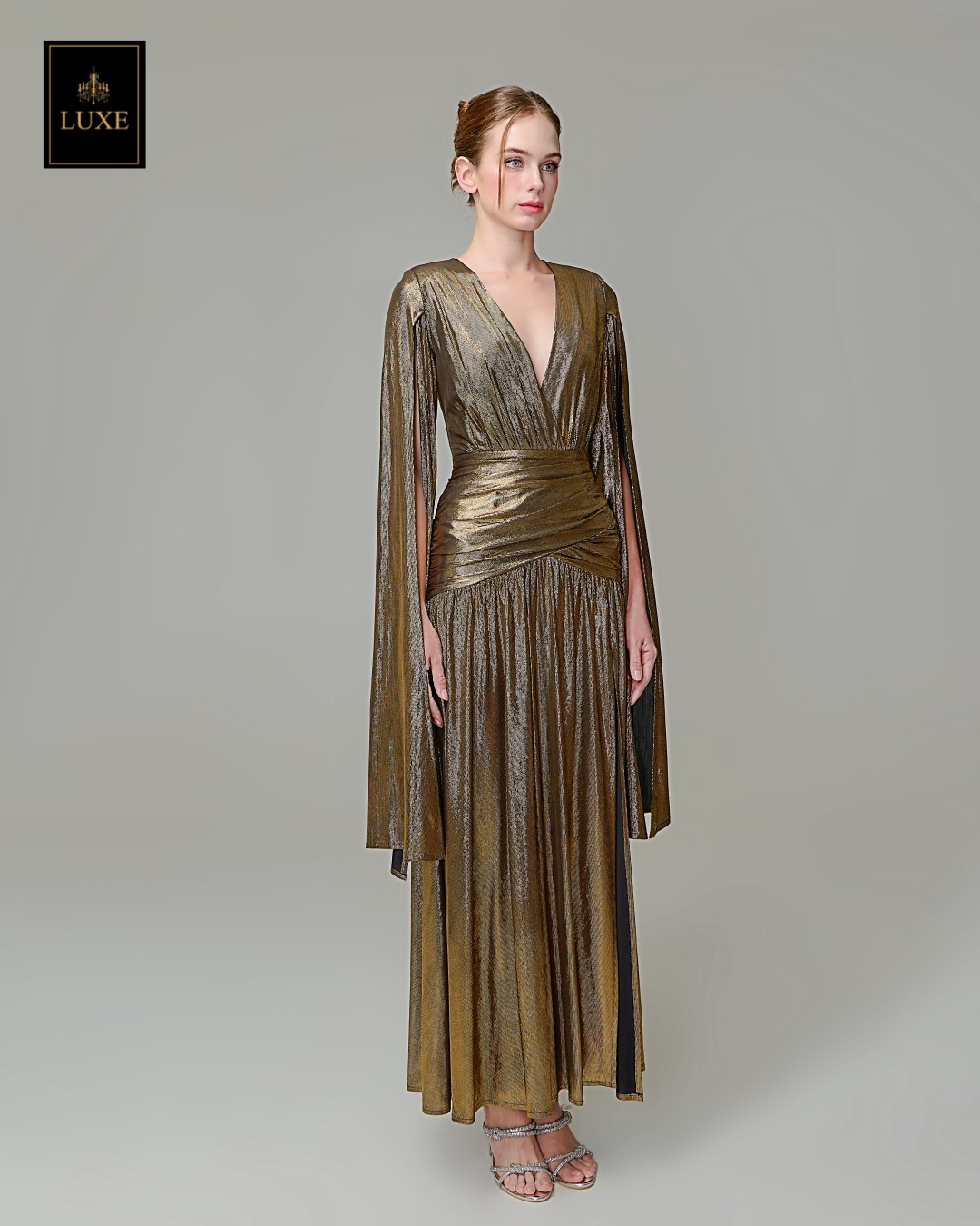 เดรสแฟชั่น แม็กซี่เดรสเสื้อคอวีป้าย แขนยาวเป็นผ้าคลุมในตัว กระโปรงเข้ารูปตรงสะโพก ผ่าหน้าขา ชายกระโปรงบาน