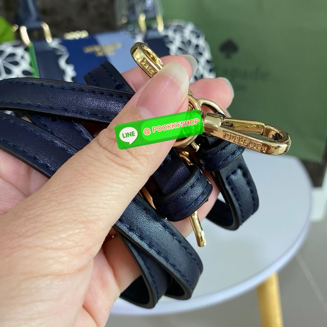 KATE SPADE NEW YORK SPADE FLOWER JACQUARD MANHATTAN DOCTORS BAG กระเป๋าถือหรือสะพายใบใหญ่ทรงหมอน โดดเด่นด้วยลวดลายเอกลักษณ์ทั้งใบ ด้านหน้าตกแต่งด้วยชื่อแบรนด์ เปิด-ปิดกระเป๋าด้วยซิปคู่ ด้านในโล่งกว้าง จุของได้เยอะมากค่ะ มีช่องซิปเล็กและช่องใส่ของจุกจิกค่ะ