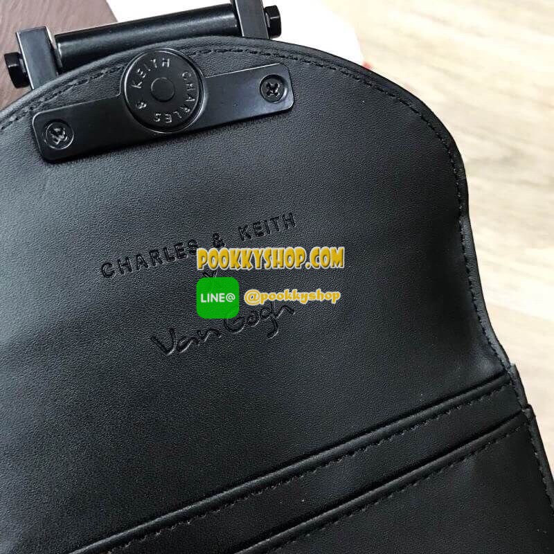 พร้อมส่งความน่ารัก! BEST SELLER! CHARLES & KEITH Peforated Wallet กระเป๋าสตางค์ใบสั้นพับ3ตอนรุ่นยอดนิยมวัสดุหนัง Saffiano สีดำประดับลายดอกไม้ Van Goh คลาสสิค ดีไซน์สวยเก๋ไม่ซ้ำใคร ด้านหน้าปั้มโลโก้เปิดปิดด้วยกระดุมเเม่เหล็ก ภายในมีกระเป๋าเล็กช่องซิปสำหรับ