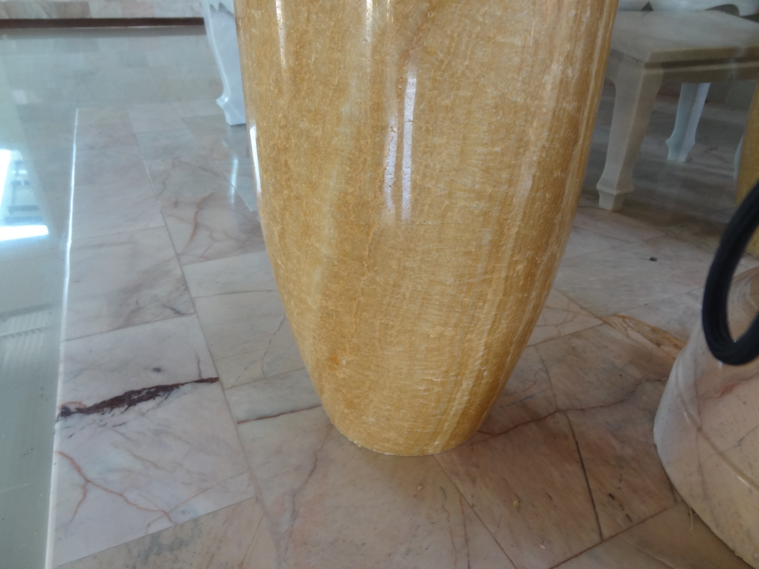 แจกันหินอ่อน 1 คู่ ขนาดสูง 50 เซนติเมตร กว้าง 20 เซนติเมตร หยกน้ำผึ้ง