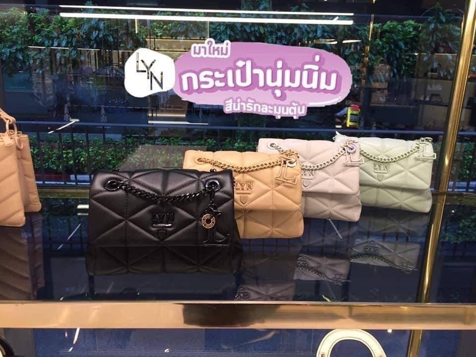แท้ 💋 Outlet New! LYN TRINITY HANDBAG กระเป๋าสะพายข้าง/ครอสบอดี้ใบสวย วัสดุหนังเดินด้ายลายสามเหลี่ยมทั้งใบ พร้อมพวงกุญแจ(ถอดได้) เปิดปิดแบบกระดุมแม่เหล็ก ด้านในมีช่องซิปเล็ก 1 ช่อง รุ่นนี้สามารถใส่ iPhone plus และกระเป๋าเงินใบกลางได้ค่า สายยาวเป็น