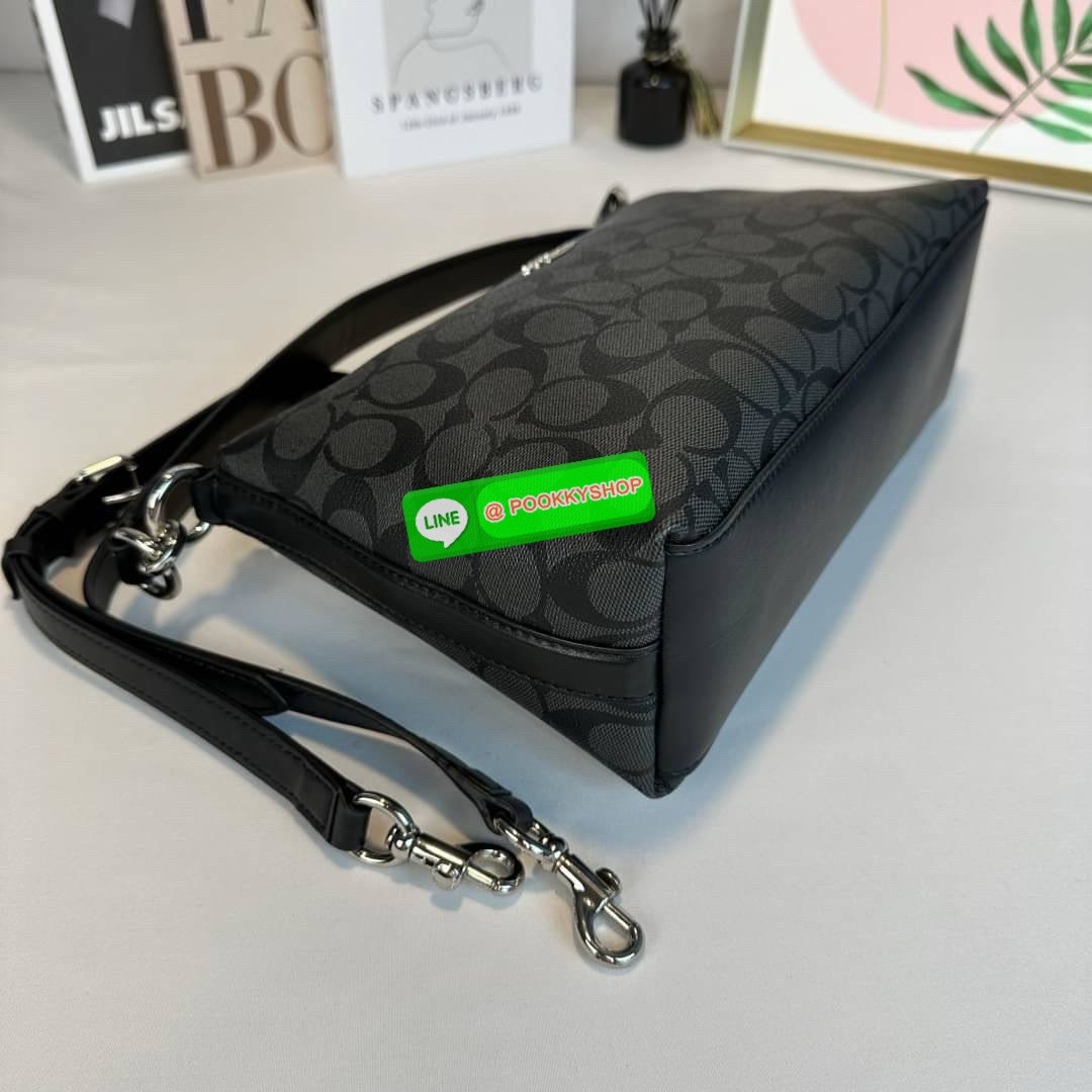 กระเป๋าสะพาย LEWIS IN SIGNATURE CANVAS ( COACH F85696) กระเป๋าหนังลาย C ผ้าใบเคลือบซิกเนเจอร์ พร้อมรายละเอียด หนัง เรียบ] ภายในกระเป๋ามัลติฟังก์ชั่น ปิดด้วยซิป ซับในผ้า