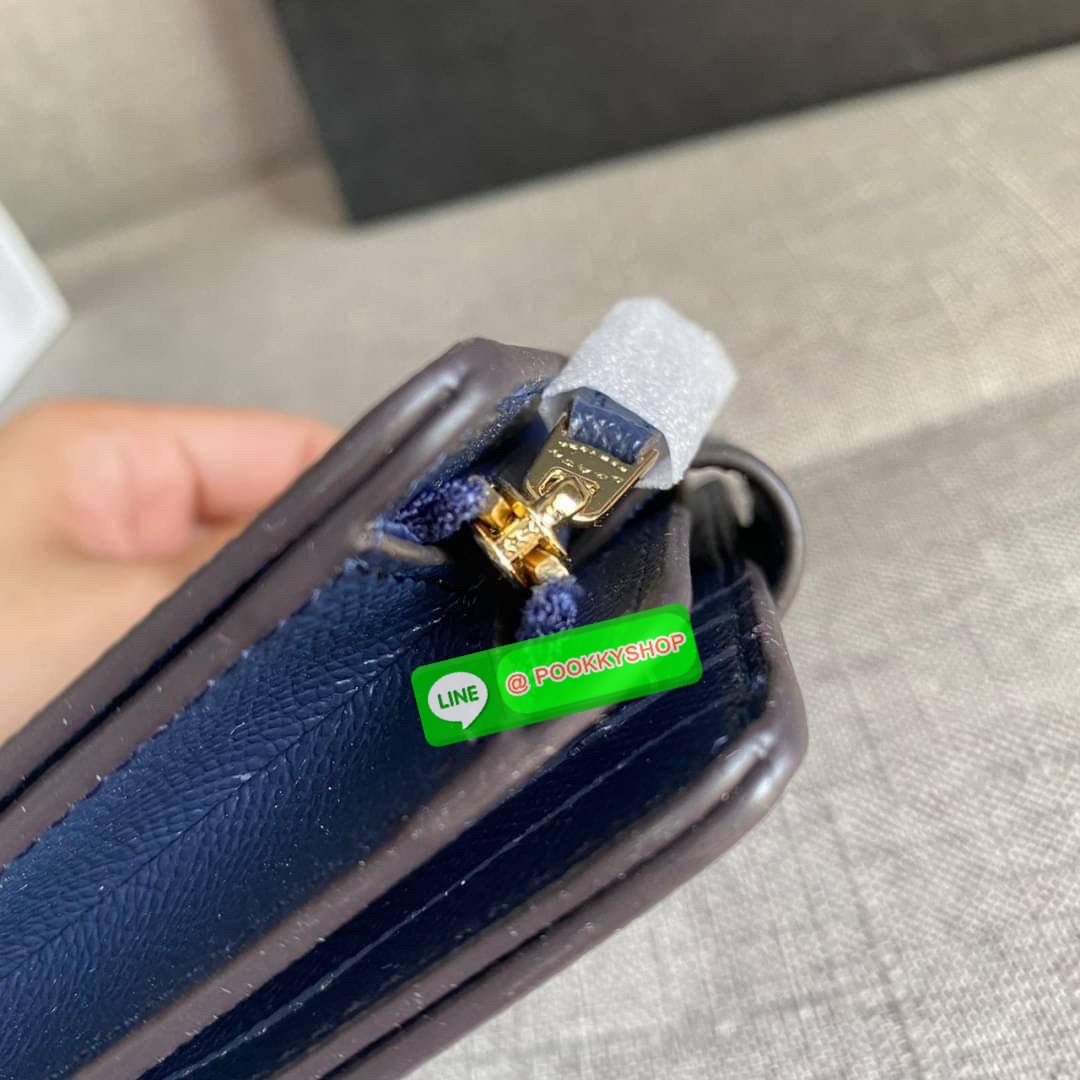 COACH 6390 MEDIUM CORNER ZIP WALLET กระเป๋าสตางค์ใบกลาง สีพื้นเรียบหรู วัสดุcrossgrain ภายในมีช่องใส่บัตรและธนบัตรได้ทุกชนิด มีช่องซิปใส่เหรียญ ขนาดกะทัดรัดพกพาง่าย คนชอบจัดระเบียบกระเป๋าสตางค์แนะนำเลยจ้า