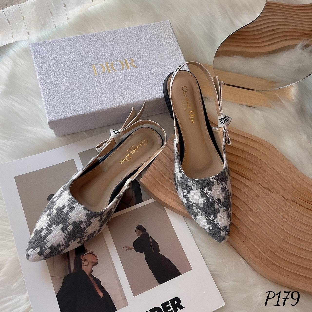 พร้อมส่ง มาใหม่ค่ะ รองเท้าคัทชูทรงหัวแหลม D ior ผ้าทอลาย ชิโนริ ลายใหม่ล่าสุด ตัวสายด้านหลัง เป็นรัดส้นตัดต่อยางยืด ทำให้สวมใส่ง่าย ไม่ขาด แข็งแรง ทรงสวยเก็บหน้าได้ดี ผ้านิ่มซับหนังนิ่มด้านในอีกชั้น คือน่ารักมาก ไม่ไหว เกินต้านสุดๆเลยค๊า