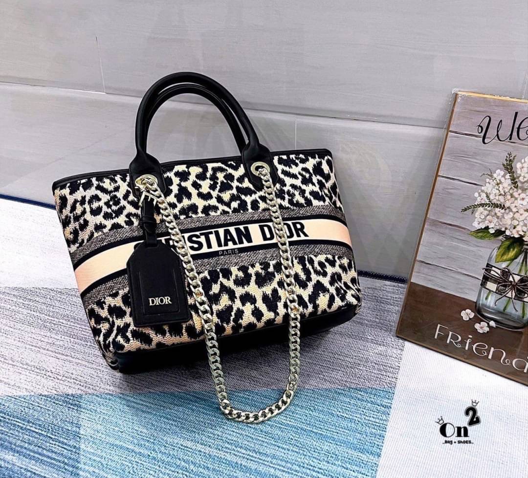 Dior Christian 🎁🎁มาแล้วค่ะdior christian สำหรับใครที่รอรุ่นนี้ ลายมาใหม่ ขนาดใหญ่ กำลังพอดีใส่ของได้เยอะ ตัวกระเป๋าผลิตจากผ้าทออย่างดีแน่นหนา ปั๊มแบรนด์ทุกจุด