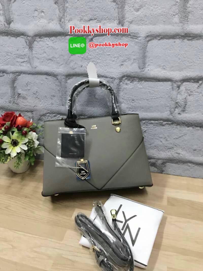 ถุงผ้าแบรนด์/ป้ายบาร์โค้ต) รีออเดอร์รุ่นขายดี!! LYN AMOUR M BAG กระเป๋าถือหรือสะพายรุ่นใหม่ล่าสุด!!! วัสดุลายหนังsaffianoเย็บแต่งลายทะแยงให้กระเป๋าดูมีทรง ด้านหน้าประดับTagโลหะปั้มโลโก้คล้องหนัง ถอดออกได้ ภายในกระเป๋าแบ่งเป็นสองช่องใหญ่ อีกหนึ่งช่องซิปคั่