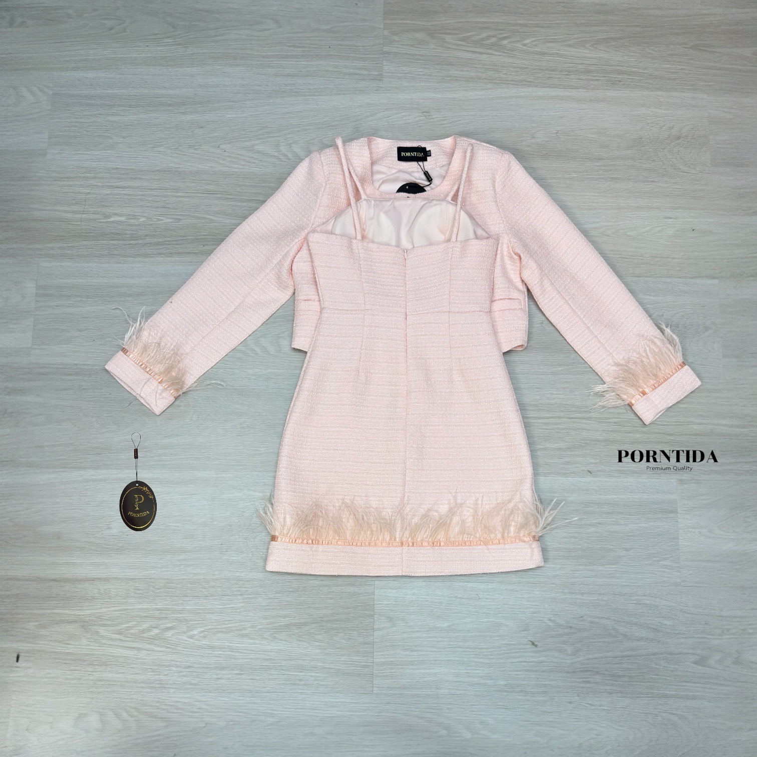 ชุดเซทแฟชั่น ชุดเดรส2ชิ้นผ้าทวีต งานเดรสชมพู มีเสื้อคลุมให้กระดุมเสื้อคลุมด้านหน้ากระดุมเพชร