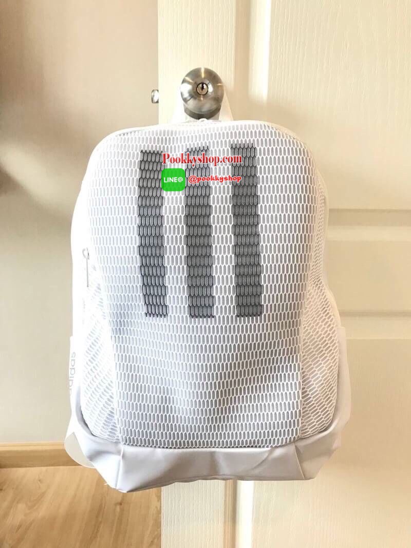 Adidas Large Backpack กระเป๋าเป้สะพายหลังทรงสปอร์ต น้ำหนักเบา ช่องหลักเปิดปิดด้วยซิปคู่ ใส่หนังสือเรียน เอกสารอื่นๆได้ มีช่องแยกใส่แล็ปท็อป ด้านหน้ามีอีก1ช่องซิปบุตาข่ายเพื่อการระบายอากาศที่ดี สไตล์แบบunisex ใครจะออกทริป ไปเที่ยว เล่นกีฬา แนะนำใบนี้เลยคร้