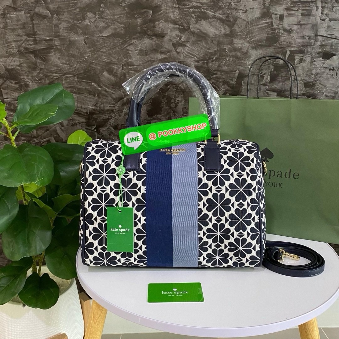 KATE SPADE NEW YORK SPADE FLOWER JACQUARD MANHATTAN DOCTORS BAG กระเป๋าถือหรือสะพายใบใหญ่ทรงหมอน โดดเด่นด้วยลวดลายเอกลักษณ์ทั้งใบ ด้านหน้าตกแต่งด้วยชื่อแบรนด์ เปิด-ปิดกระเป๋าด้วยซิปคู่ ด้านในโล่งกว้าง จุของได้เยอะมากค่ะ มีช่องซิปเล็กและช่องใส่ของจุกจิกค่ะ