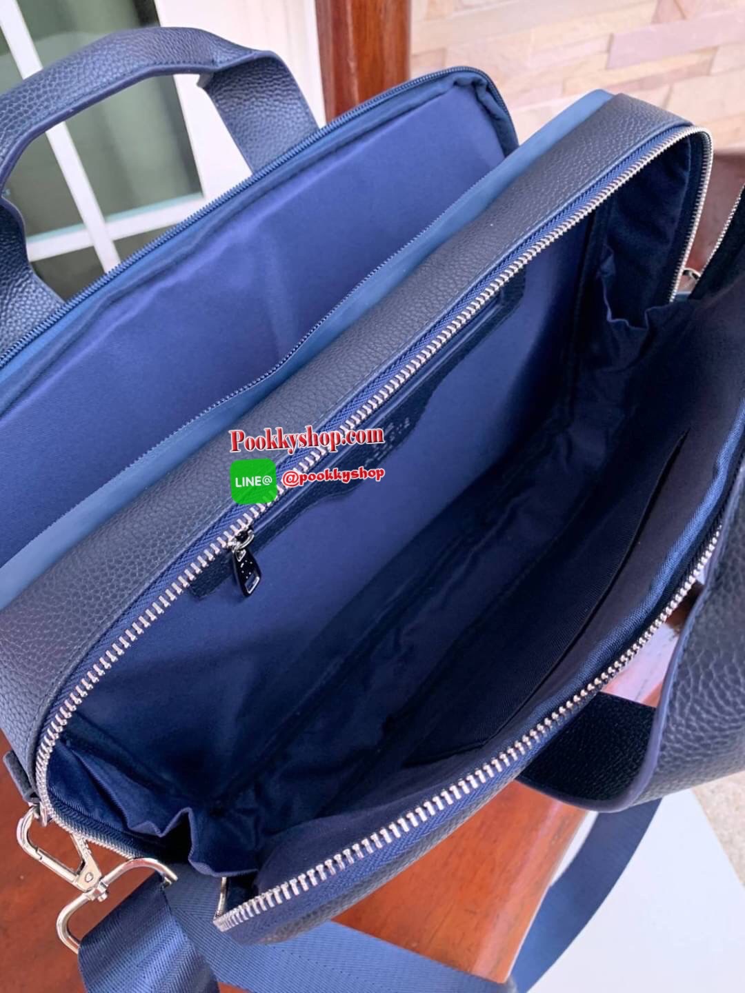 ลาคอส Men's Soft Mate Matte Full-Grain Leather Computer Bag กระเป๋าสำหรับคุณผู้ชาย ด้วยการออกแบบใหม่ เกิดผลลัพธ์เป็นกระเป๋าใส่คอมพิวเตอร์พกพาที่ดูทันสมัย ผลิตจากวัสดุ Grained leather ที่กลายเป็นกระเป๋าไอคอนที่ต้องมี ด้านนอกมีช่อง 2 ช่อง เปิดได้2ด้า