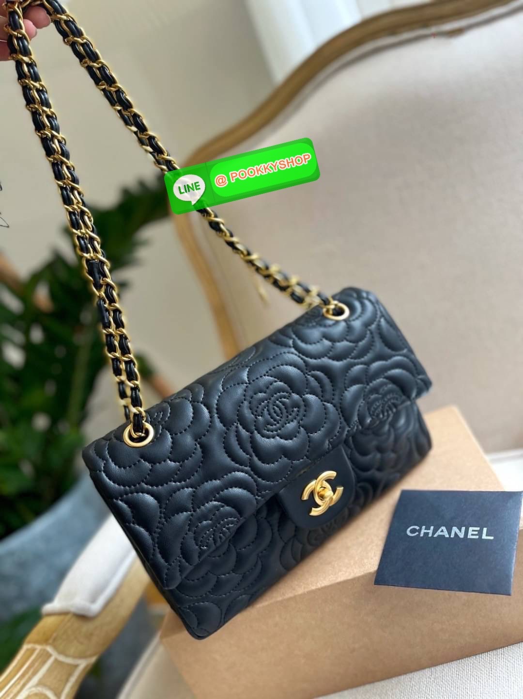Chanel Camellia flap bag คุณภาพดีตามแบบฉบับของแบรนด์ ขนาดกำลังดี น้ำหนักเบา ด้านหน้ามีโลโก้แบรนด์อะไหล่ทอง มีช่องใส่บัตร ใส่ของจุกจิก เปิดปิดด้วยฝาปิดกระดุม ตัวจริงสวยมากๆถูกใจรีบจองนะคะ ราคาสุดคุ้ม จำนวนจำกัด หายากค่ะ!