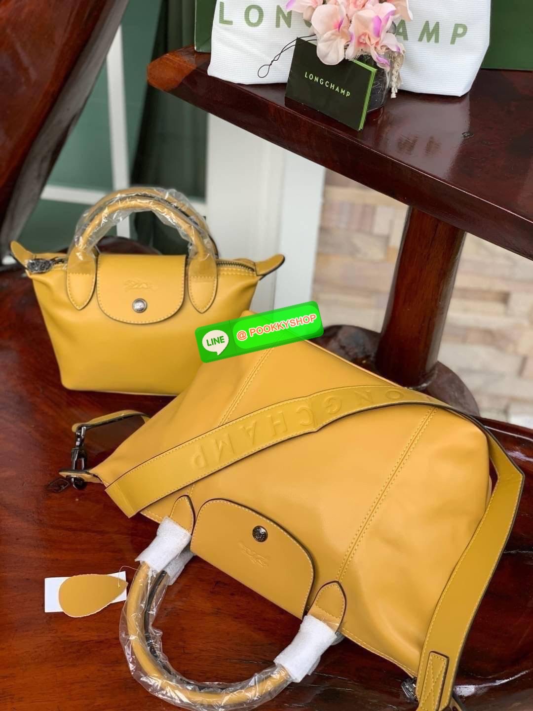 Longchamp LE PLIAGE CUIR TOP HANDLE BAG S เรียกว่าเป็นกระเป๋าอีกหนึ่งรุ่นที่ไม่ว่ายังไงก็ฮอตฮิตและติดเทรนด์ตลอดไม่เคยเปลี่ยนกับ ทรง Le Pliage Cuir หนึ่งในตระกูลกระเป๋าสุดไอคอนิกจากแบรนด์ เมื่อรุ่น Le Pliage Cuir ในรูปแบบของหนังแกะ Metis ได้ถือกำเนิดขึ้นใน