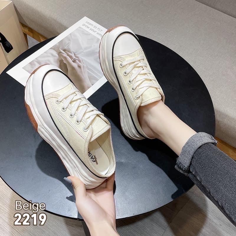 พร้อมส่งคะ รองเท้าผ้าใบเปิดส้น สไตล์เกาหลีมาใหม่ สวยยืน1 🥇มาแล้วจ้า ทรงสวยอย่างดี งานเกร๋เรียบหรูดูแพง ตัวนี้ห้ามพลาด ใส่สบายจะแมตช์กับกางเกง👖หรือกระโปรง👗ก็ได้ค่ะ แม่ค้าคอนเฟริม ห้ามพลาดเลยจ้าตัวนี้แนะนำ อย่าช้ารีบเลย